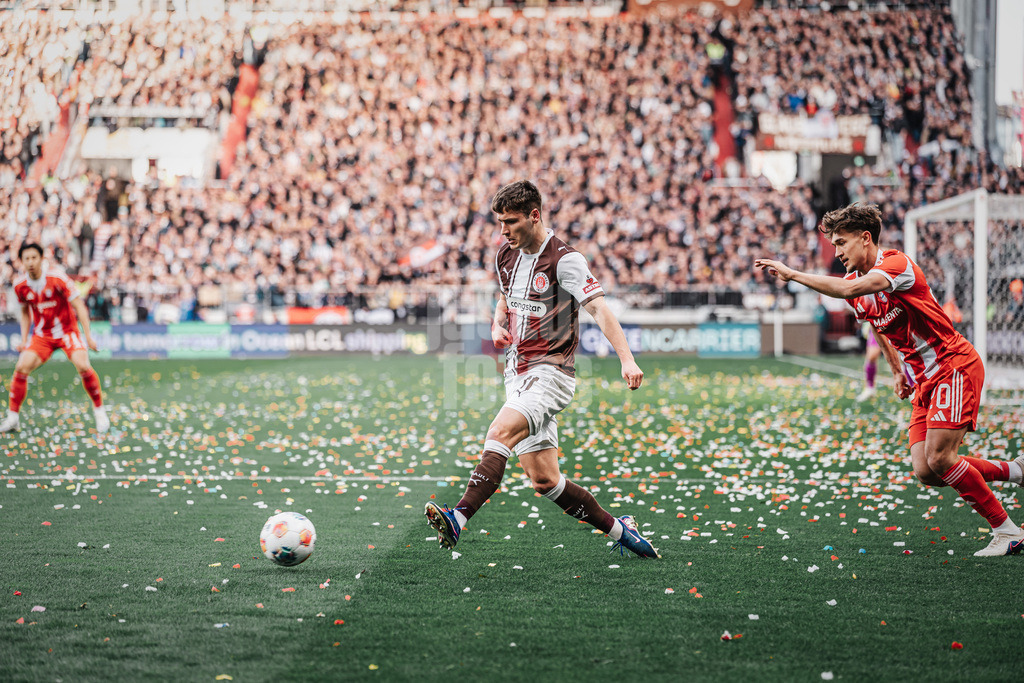 Fußball | Männer | Saison 2025/2026  | Fußball-Bundesliga | 29. Spieltag | FC St. Pauli vs. FC Bayern München | 11.04.2026 | Arkadiusz Pyrka (#11, FC St. Pauli) spielt einen Pass