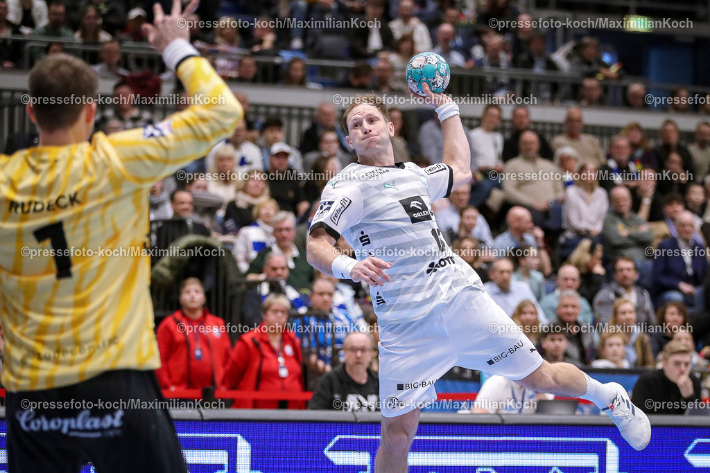 Due1HBL11022401068 | 11.02.2024, Handball, Düsseldorf, Mitsubishi Electric Halle, Liqui Moly Handball Bundesliga, Spieltag 21, Saison 2023 2024, Bergischer HC - THW Kiel: Steffen Weinhold (THW Kiel) wirft den Ball auf das Tor von xx1