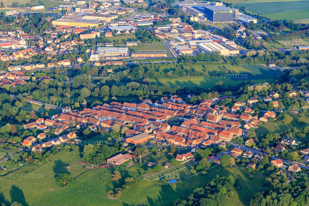 Luftbild: Rue de Verdun in Sarre-Union im Bundesland Bas-Rhin in Frankreich. – Foto: IMG_107410.jpg vom 19.05.2018 durch Werner Riehm/FLY-FOTO.de – Auflösung des Originals: 5472 x 3648 px