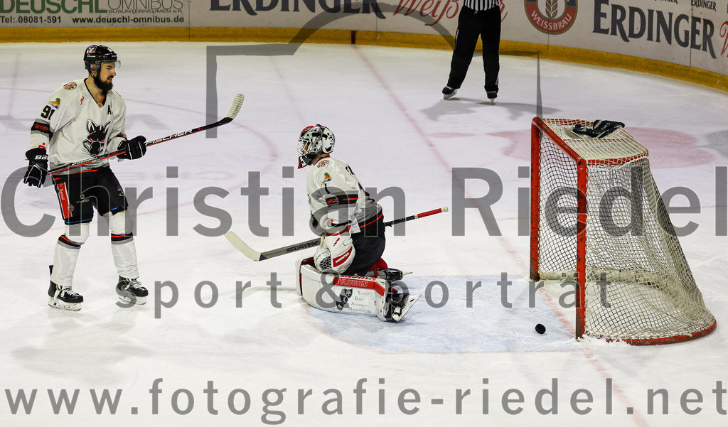 2022-09-30_040_TSV_Erding_gegen_EV_Dingolfing | Erding, Deutschland, 30.09.2022:
Eishockey, Bayernliga 2022 / 2023, Testspiel, TSV Erding gegen EV Dingolfing, Endergebnis: 3:4

Max Ohr (EV Dingolfing, #91), Torwart Dennis Jedrus (EV Dingolfing, #1)

Foto: Christian Riedel / fotografie-riedel.net