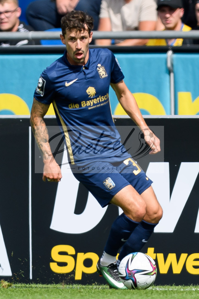 EBSTSV20210828_117 | Fussball, Herren: Phillipp Steinhart (TSV 1860 Muenchen) in Aktion, am Ball, Einzelaktion beim Spiel der 3. Liga zwischen Eintracht Braunschweig und TSV 1860 Muenchen im Eintracht-Stadion am 28.08.2021 in Braunschweig, Deutschland.DFB / DFL REGULATIONS PROHIBIT ANY USE OF PHOTOGRAPHS AS IMAGE SEQUENCES AND/OR QUASI-VIDEO. - Realisiert mit Pictrs.com
