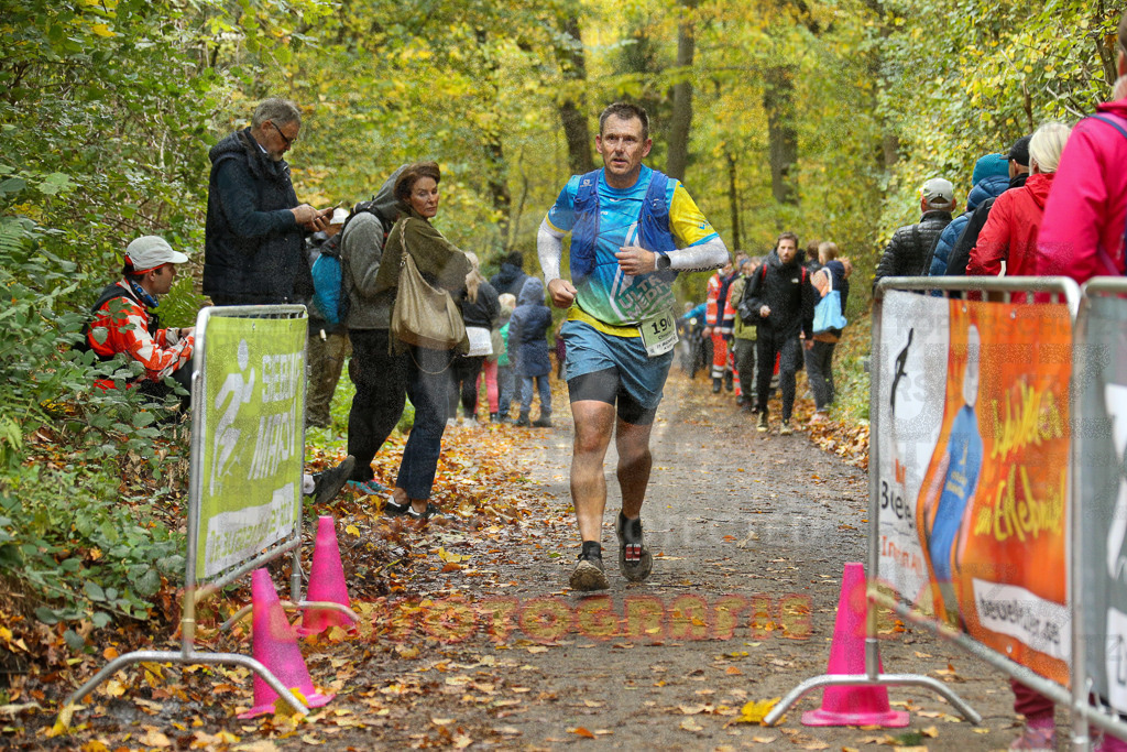 251026_1319_EX1_3195 | Sportfotografie im Rhein-Sieg Kreis, Köln, Bonn, NRW, Rheinland Pfalz, Hessen, etc. Unser Tätigkeitsfeld umfasst den Laufsport vom Volkslauf über den Marathon, Duathlon, Triathon bis zum Ultralauf wie Kölnpfad Ultra oder Schindertrail.