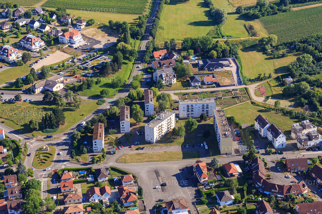 Luftbild: Wohnblöcke in der Rue du Faisan und Rue de l'Alouette in Wissembourg im Bundesland Bas-Rhin in Frankreich. – Foto: IMG_083036.jpg vom 26.06.2015 durch Werner Riehm/FLY-FOTO.de – Auflösung des Originals: 5061 x 3374 px
