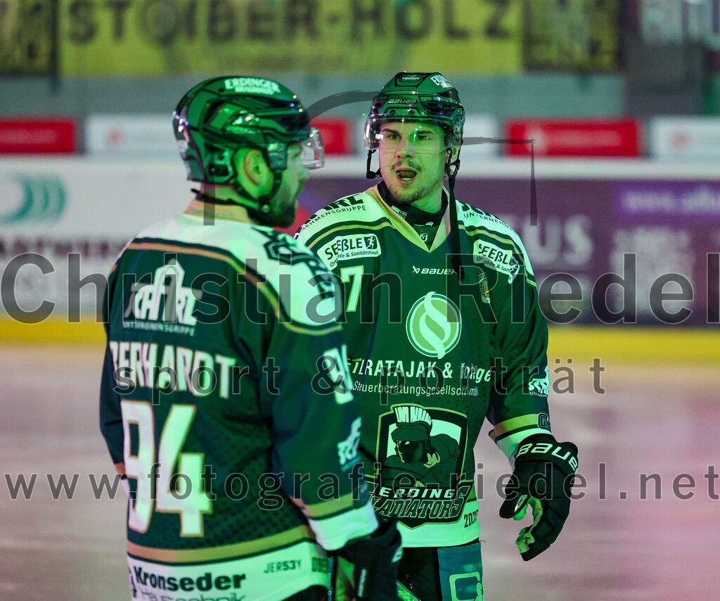 2026-01-23_008_TSV_Erding_gegen_SC_Riessersee | Erding, Deutschland, 23.01.2026:Eishockey, Oberliga Süd 2025 / 2026, 40. Spieltag, TSV Erding gegen SC Riessersee, Endergebnis: 6:5 n.V.Markus Eberhardt (Erding Gladiators, #94), Louis Trattner (Erding Gladiators, #7)Foto: Christian Riedel / fotografie-riedel.net