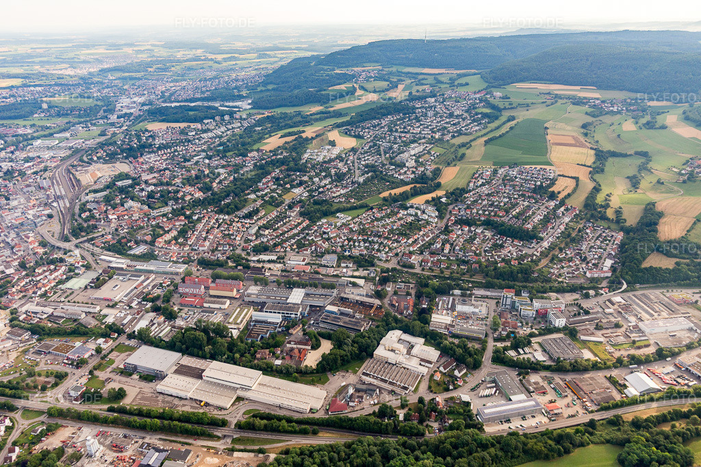 Luftbild: Ortsansicht der Straßen und Häuser der Wohngebiete in Aalen im Bundesland Baden-Württemberg in Deutschland. Foto: IMG_101588.jpg vom 08.07.2017 durch Werner Riehm/FLY-FOTO.de