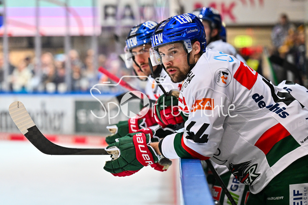 Iserlohn Roosters - Augsburger Panther | im Bild Nolan ZAJAC (Augsburger Panther #44) auf der Bank in Iserlohn / DEL: Iserlohn Roosters - Augsburger Panther, Eissporthalle Iserlohn am 07.03.2025