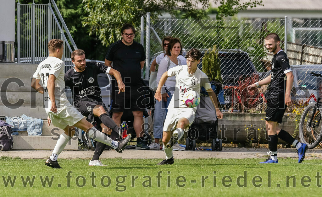 2023-07-02_064_SV_Walpertskirchen_gegen_FC_Herzogstadt | Walpertskirchen, Deutschland, 02.07.2023:
Fußball, Kreisliga 2023 / 2024, Testspiel, SV Walpertskirchen gegen FC Herzogstadt, Endergebnis: 

Benedikt Kreischer (SV Walpertskirchen, #23), Christoph Greckl (FC Herzogstadt, #5), Nico Emmes (FC Herzogstadt, #20)

Foto: Christian Riedel / fotografie-riedel.net