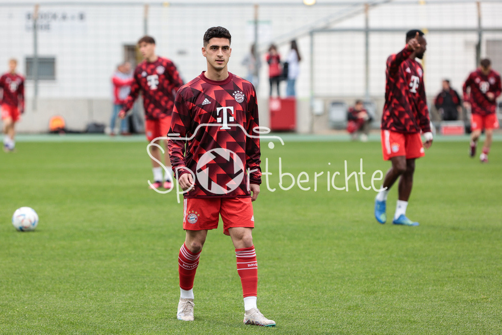 FC Bayern Amateure - SpVgg Hankofen-Hailing | Grant Leon RANOS (FCB #22) ist fokossiert beim warmmachen vor der Partie in Muenchen