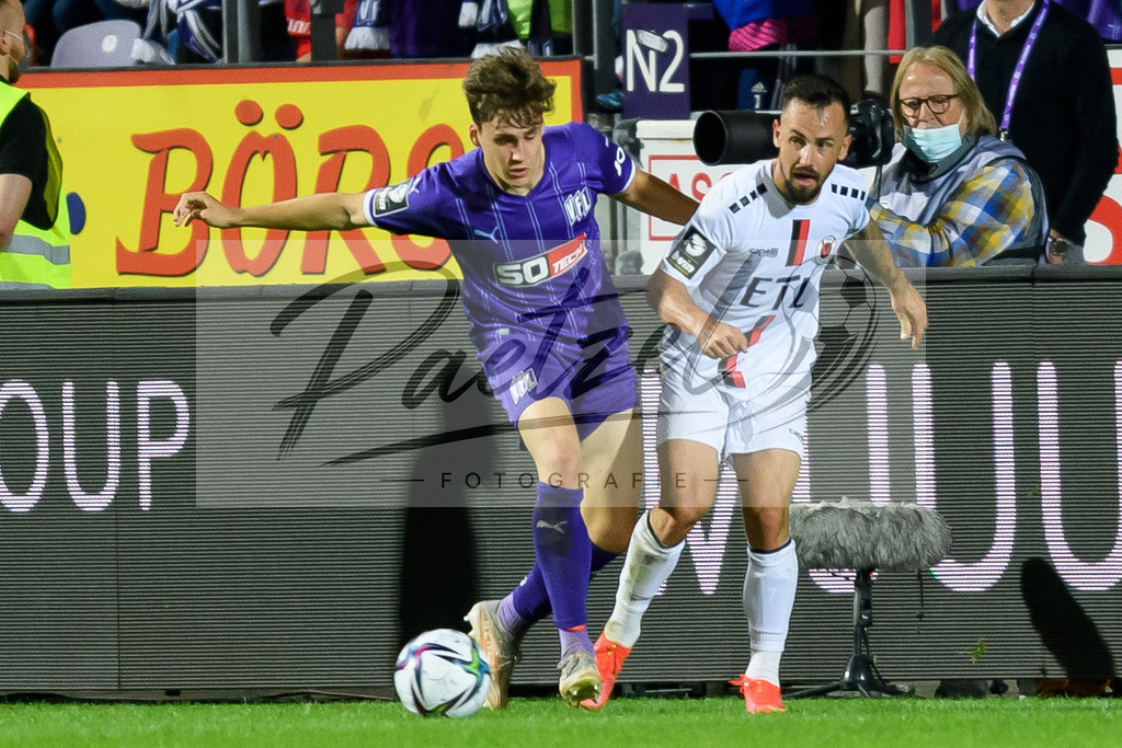 OSNVKO2021090620210906_221 | Fussball, Herren: Florian Kleinhansl (VfL Osnabrueck) und Simon Handle (FC Viktoria Koeln) battle for the ball beim Spiel der 3. Liga zwischen VfL Osnabrueck und FC Viktoria Koeln im Stadion an der Bremer Bruecke am 06.09.2021 in Osnabrueck, Deutschland.DFB / DFL REGULATIONS PROHIBIT ANY USE OF PHOTOGRAPHS AS IMAGE SEQUENCES AND/OR QUASI-VIDEO. - Realisiert mit Pictrs.com