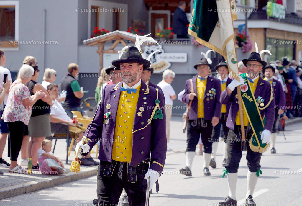 e16-news-2023-Juli23-Regimentsschuetzenfest3-Steeg-UMZUG_DORF-DSC07370 | Info aus dem Bezirk Reutte/Ausserfern Tirol sowie eine umfangreiche Bilddatenbank über die gesamte Region: Lechtal, Talkessel Reutte, Tannheimertal, Zwischentoren. Lech, Plansee, Zugspitze, Grenztunnel, B179, Fernpassstraße, Verkehr, Lawinen, Tradition, - Realisiert mit Pictrs.com