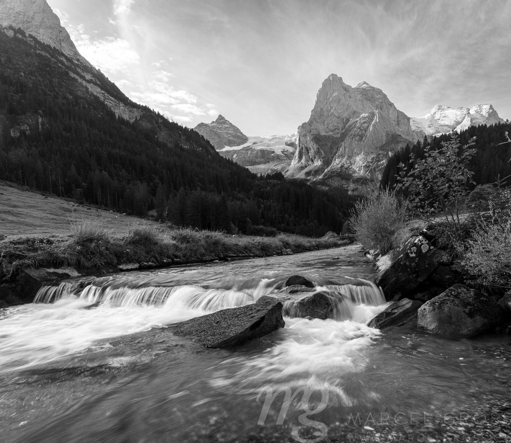 20230928-Rosenlaui-760-Pano | Die ideale Geschenkidee für Naturliebhaber. Naturbilder von Marcel Gross Photography für ihr Zuhause in den verschiedensten Formaten und Materialien. - Realisiert mit Pictrs.com
