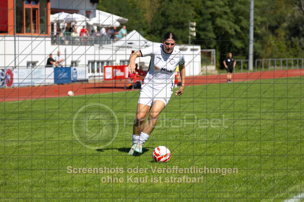20260906_114506_0022_(c)_by_PhotoPeet | #,1.FC Donzdorf (weiß) vs. 1.FC Heidenheim 1846 (rot), Fußball, Frauen-Verbandspokal Gruppe 2, 2. Runde, Saison 2026/2027, Rasenplatz Lautertal Stadion, Süßener Straße 16, 73072 Donzdorf, 06.09.2026 - 11:00 Uhr,Foto: PhotoPeet / Sport- &amp; Eventfotografie / Peter Harich
