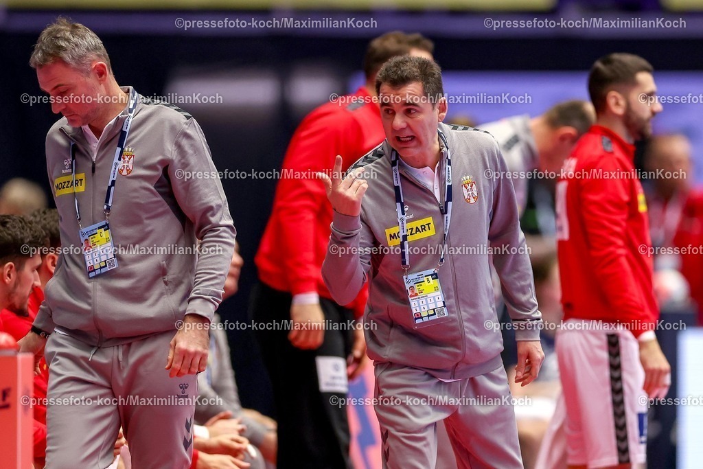 EHF15012601027 | 15.01.2026, Handball, Men's EHF EURO 2026, Spanien - Serbien, Jyske Bank Boxen in Herning, Dänemark, Preliminary Round: Headcoach  Raul Gonzalez Gutierezz (Serbien #hc) gestikulierend am Spielfeldrand  