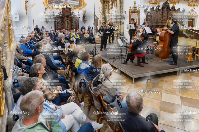 TAM25_K.10__Michael-Vogl_029_6126 | Tage Alter Musik Regensburg K.10 Basilika Unserer Lieben Frau zur Alten Kapelle The Beggar’s Ensemble (Frankreich) Elite de bons mots Meister des französischen Barocks Rameau – Royer – Boismortier – Leclair Augustin Lusson Solovioline, Leitung Foto: Michael Vogl