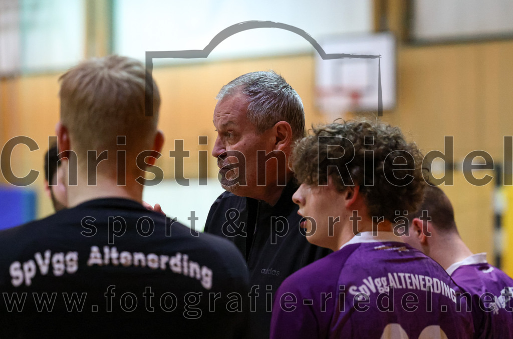 2023-03-11_040_SpVgg_Altenerding_gegen_SSG_Metten | Erding, Deutschland, 11.03.2023:
Handball, Bezirksoberliga Männer 2022 / 2023, 17. Spieltag, SpVgg Altenerding gegen SSG Metten, Endergebnis: 26:22

Trainer Peter Mesiarik (Spvgg Altenerding)

Foto: Christian Riedel / fotografie-riedel.net