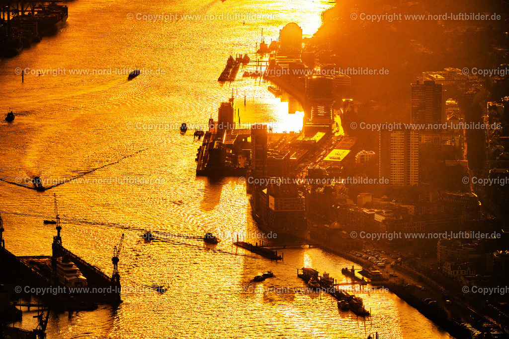 Hamburg_Altona_Hafen_Sonnenuntergang_ELS_0075280325 | HAMBURG 28.03.2025 Sonnen- Untergang über der Landschaft des Hafens und des Altonaer Fischmarkt am Flussverlauf der Elbe in Hamburg, Deutschland. // Sunset over the landscape of the harbor and the Altona fish market on the course of the Elbe river in Hamburg, Germany. Foto: Martin Elsen