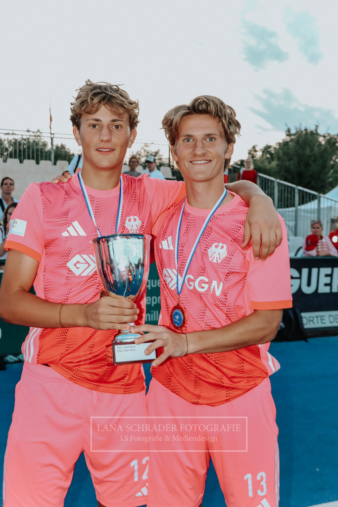 EM_MU18_F_GER-BEL_Lille_bearbeitet_Pokalbilder (64 von 137) | lanaschraderfotografie - Realisiert mit Pictrs.com