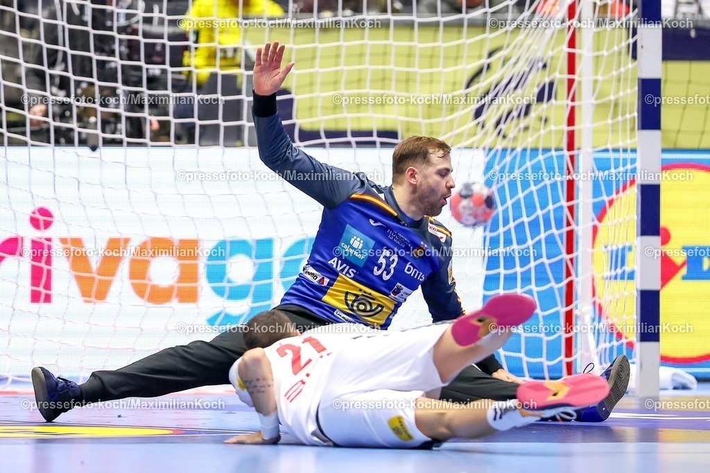 EHF15012601116 | 15.01.2026, Handball, Men's EHF EURO 2026, Spanien - Serbien, Jyske Bank Boxen in Herning, Dänemark, Preliminary Round:  Ignacio Biosca García (Espania #53) gegen  Vanja Ilic (Serbien #21) 