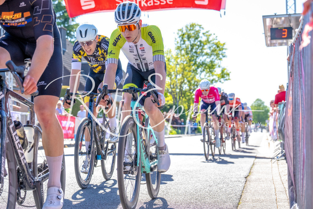 Spurt in den Mai 2026 - Großer Preis der Sparkasse Neuss | Annual one-day road cycling race "Großer Preis der Sparkasse Neuss" held in Büttgen, Germany, organized by VfR Büttgen 1912 e.V. The event features multiple races across all age categories from U11 youth to Elite men. - Realisiert mit Pictrs.com