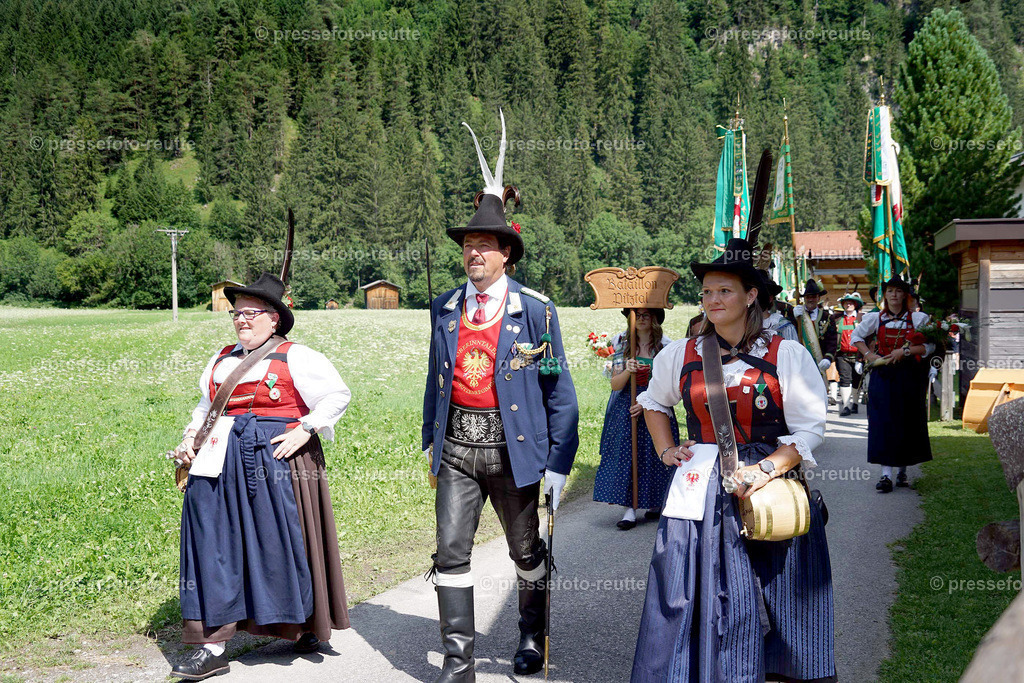 d-news-2023-Juli23-Regimentsschuetzenfest3-Steeg-UMZUG_Feld-DSC07257 | Info aus dem Bezirk Reutte/Ausserfern Tirol sowie eine umfangreiche Bilddatenbank über die gesamte Region: Lechtal, Talkessel Reutte, Tannheimertal, Zwischentoren. Lech, Plansee, Zugspitze, Grenztunnel, B179, Fernpassstraße, Verkehr, Lawinen, Tradition, - Realisiert mit Pictrs.com