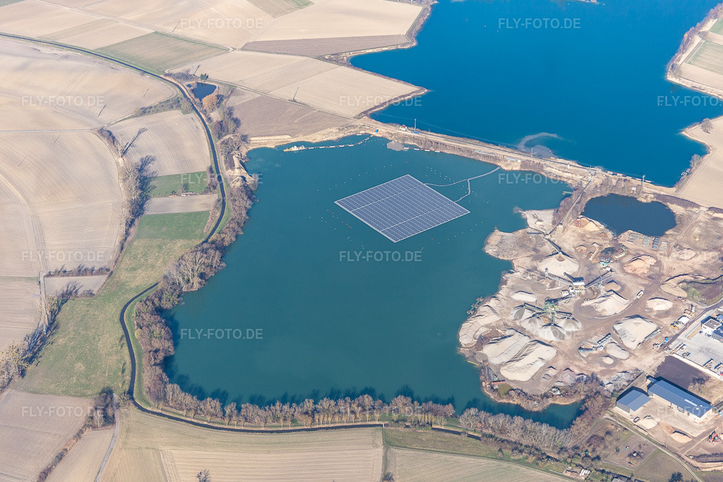 Luftbild: Schwimmende Photovoltaikanlage auf dem Baggersee des Kieswerks Markus Wolf in Leimersheim im Bundesland Rheinland-Pfalz in Deutschland. Foto: IMG_125706.jpg vom 02.03.2021 durch Werner Riehm/FLY-FOTO.de