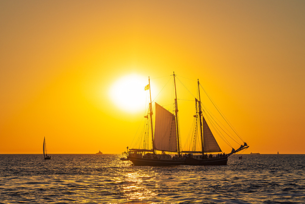 Segelschiff im Sonnenuntergang auf der Hanse Sail in Rostock | Segelschiff im Sonnenuntergang auf der Hanse Sail in Rostock.