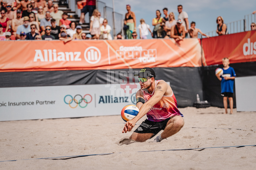 Beachvolleyball | Männer | Allianz German Beach Tour 2024 | Tourstop Kühlungsborn 2 | 17.08.2024 | Benedikt Sagstetter nimmt den Ball an