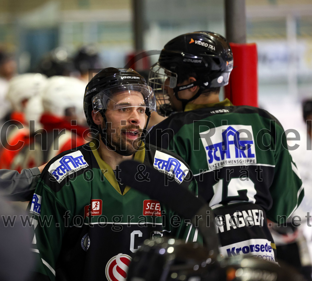 2022-11-06_066_TSV_Erding_gegen_EHC_Koenigsbrunn | Erding, Deutschland, 06.11.2022:
Eishockey, Bayernliga 2022 / 2023, 11. Spieltag, TSV Erding gegen EHC Königsbrunn, Endergebnis: 1:7

Philipp Michl (Erding Gladiators, #77)

Foto: Christian Riedel / fotografie-riedel.net