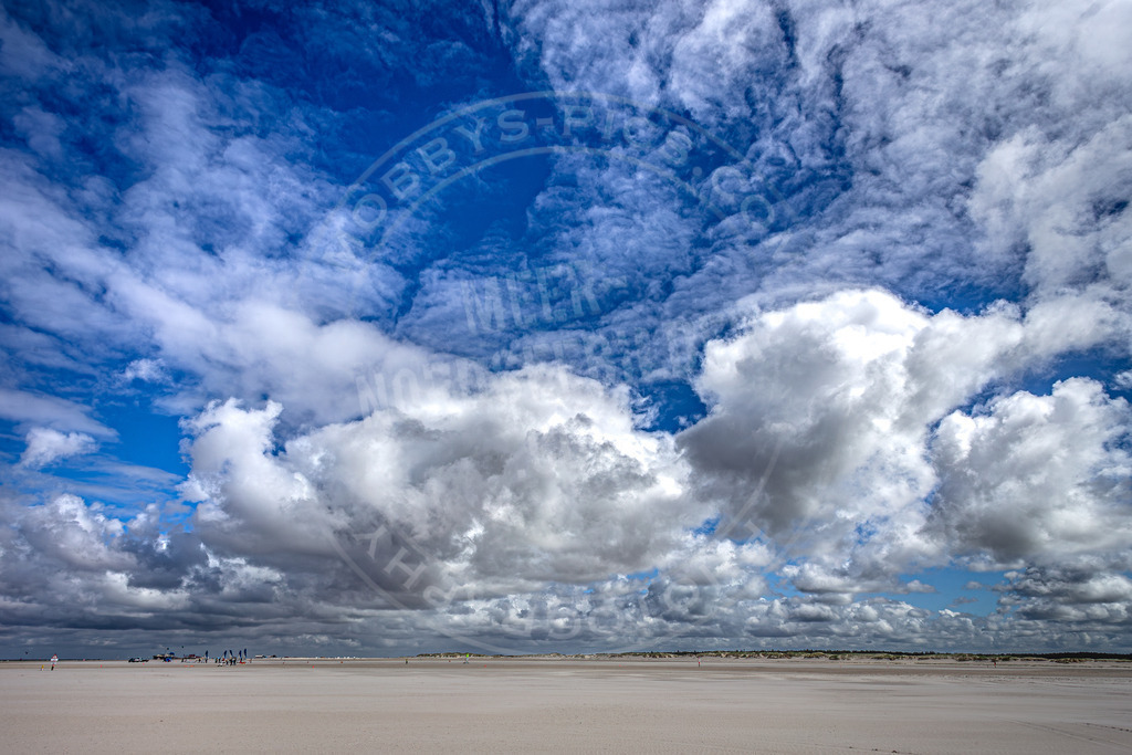 wolken zum greifen nah | Tief hängende Wolken am Strand
