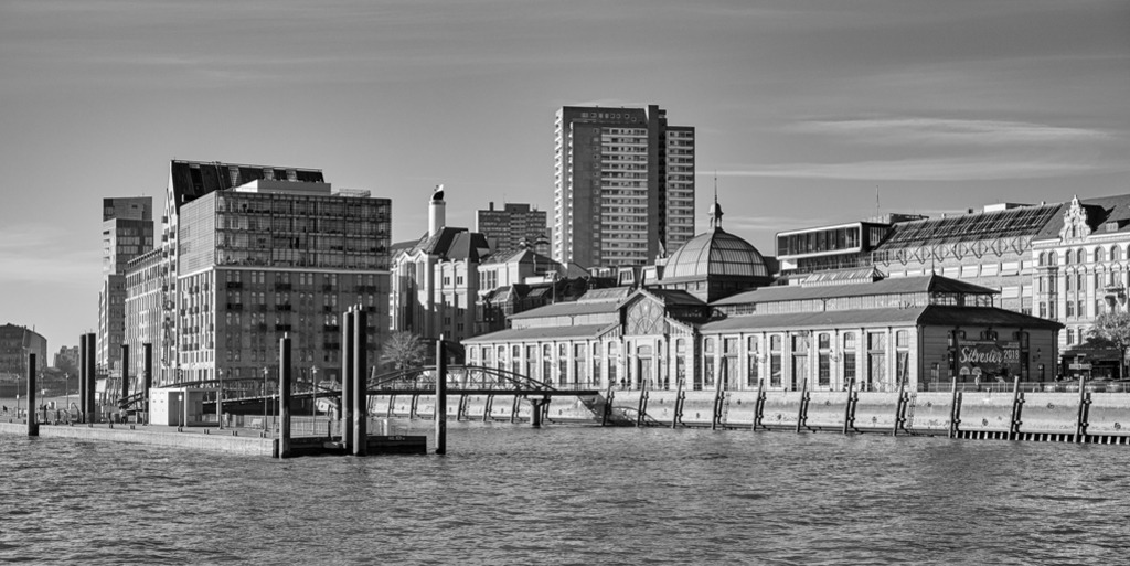 Fischauktionshalle Hamburg | Die Fischauktionshalle in Hamburg in einer edlen Schwarz-Weiß-Fotografie. Die Ansicht zeigt die Elbseite. — Auflösung des Originals: 8250 x 4125 px. - Realisiert mit Pictrs.com