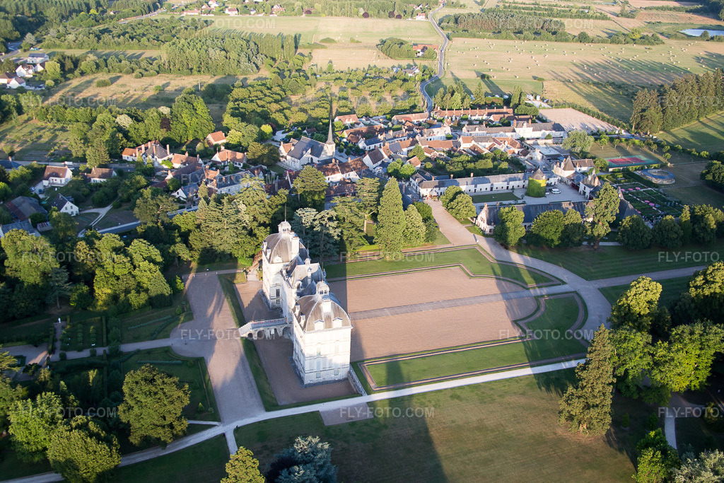 Aerial view: Castle complex of the Château Cheverny - Château de Cheverny in Cheverny in the state Loir et Cher, France. – Photo: IMG_081296.jpg taken on 06/19/2015 by Werner Riehm/FLY-FOTO.com – Resolution of the original: 5472 x 3648 px