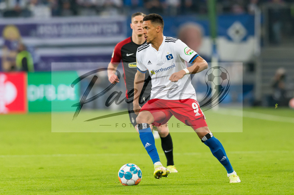 HSVSCF20220419_302 | Fussball, Herren: Robert Glatzel (Hamburger SV) in Aktion, am Ball, Einzelaktion beim DFB-Pokal-Halbfinalspiel zwischen Hamburger SV und SC Freiburg im Volksparkstadion am 19.04.2022 in Hamburg, Deutschland.DFB / DFL REGULATIONS PROHIBIT ANY USE OF PHOTOGRAPHS AS IMAGE SEQUENCES AND/OR QUASI-VIDEO. - Realisiert mit Pictrs.com