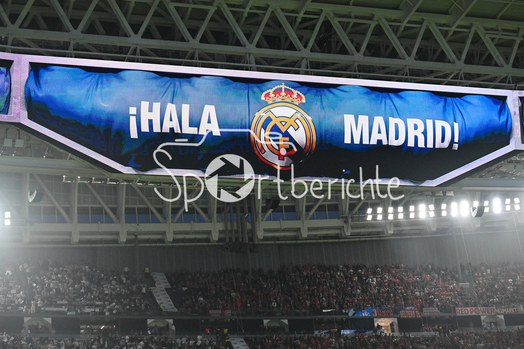 Real Madrid - FC Bayern München | MADRID, SPAIN - 07. APRIL: HALA MADRID during the UEFA Champions League match between Real Madrid vs. FC Bayern Munich on Quarterfinal first leg at Estadio Santiago Bernabeu
