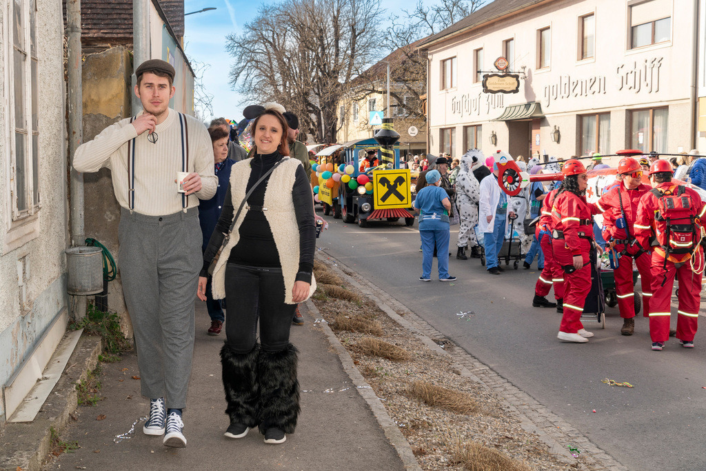 Umzug2025-109_9036 | Fotostrecke: FASCHINGSUMZUG 2025 in Loosdorf. 22 Masken(gruppen)-Teilnehmer: Loosdorfer Vereine, Wirtschaftstreibende, Gemeindeabordnungen sowie Kreditinstitute. rund 700 Besucher entlang der Hauptstrasse. Veranstaltungs-Sicherung durch Mannschaft der FF-Loosdorf mit schwerem Gerät. Maskenprämierung am EKZ-Platz durch Bgm. Thomas Vasku in den Kategorien: Bester Festwagen (Fa. gkonzept-Groissenberger; Beste Personengruppe-ASK-Loosdorf; Beste Einzelperson; Weiteste Anreise-FF Schollach;