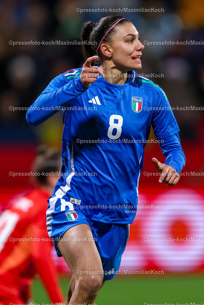 DFB02122401018 | 02.12.2024, Fußball Länderspiel Frauen, Deutschland - Italien, Vonovia-Ruhrstadion Bochum, Saison 2024 2025: Torjubel nach dem Tor zum 1:0 durch Agnese Bonfantini (ITA #8). DFB regulations prohibit any use of photographs as image sequences and or quasi-video.