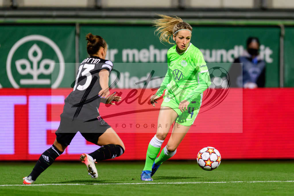 WOBJUV20211118_103 | Fussball, Frauen: Lisa Boattin (Juventus FC) und Kathrin Hendrich (VfL Wolfsburg) im Zweikampf bei dem Spiel der UEFA Women´s Champions League zwischen VfL Wolfsburg und Juventus Turin im AOK-Stadion am 18.11.2021 in Wolfsburg, Deutschland. - Realisiert mit Pictrs.com