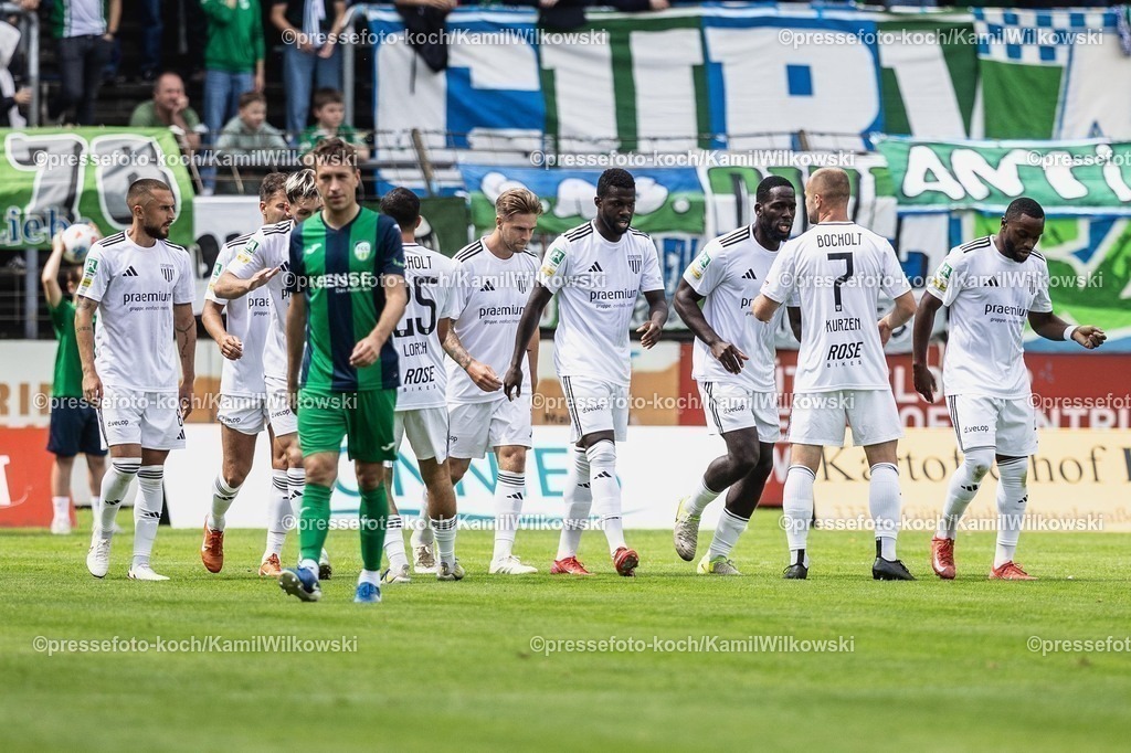 xkwi02082501060 | 02.08.2025, xkwix, Fußball, Regionalliga West, FC Gütersloh - 1. FC Bocholt, Ohlendorf Stadion im Heidewald: Torjubel der Bocholter Mannschaft nach dem 0:1