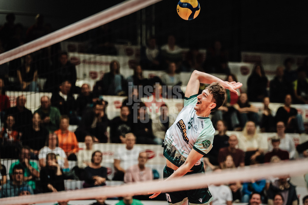 Volleyball | Herren | Saison 2025/2026 | Volleyball Ligacup | FT 1844 Freiburg vs. Helios GRIZZLYS Giesen | 12.10.2024 | Marco Frohberg (#10, FT 1844 Freiburg) beim Angriff