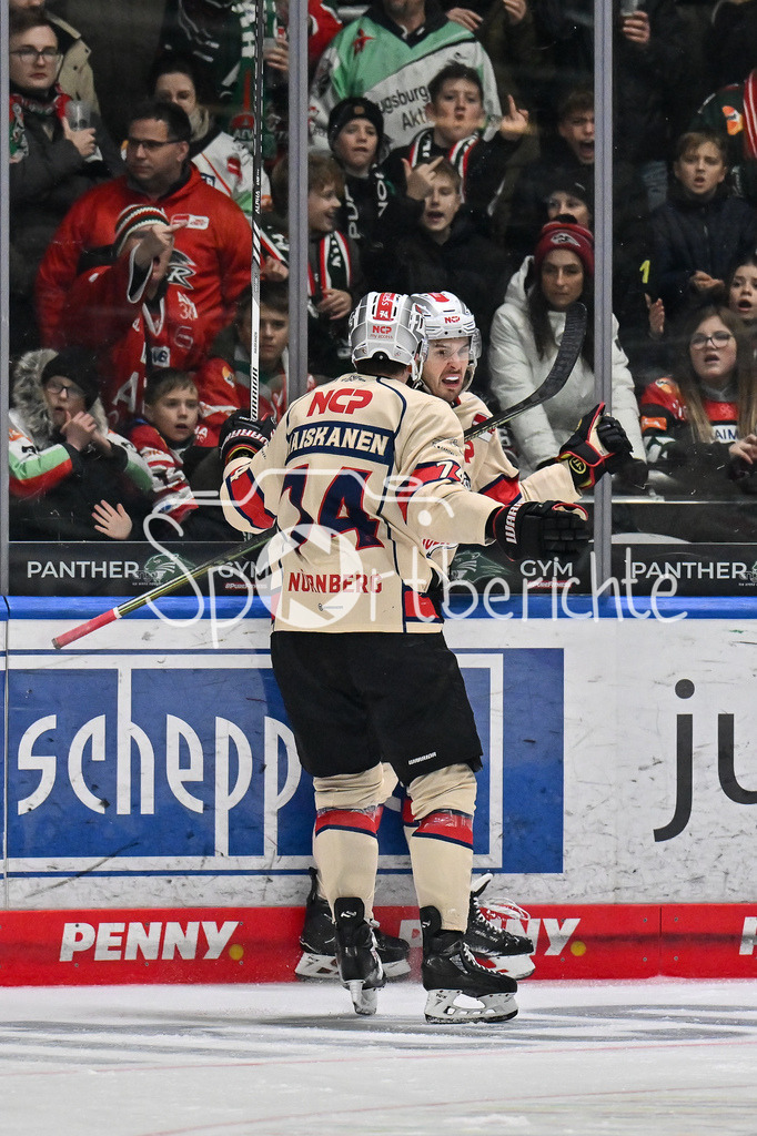Augsburger Panther - Nürnberg Ice Tigers | Jubel der Nuernberger nach dem Treffer zum 3-4 durch Jake USTORF (Nürnberg Ice Tigers #48) / Freude / Happy / Tor / Torschuezte / DEL: Augsburger Panther - Nuernberg Ice Tigers, Curt Frenzel Stadion am 06.12.2024