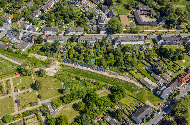 Gelsenkirchen230511385 | Luftbild, Arbeiten am Sellmannsbach, am kath. Friedhof Am Stäfflingshof, 
Bismarck, Gelsenkirchen, Ruhrgebiet, Nordrhein-Westfalen, Deutschland