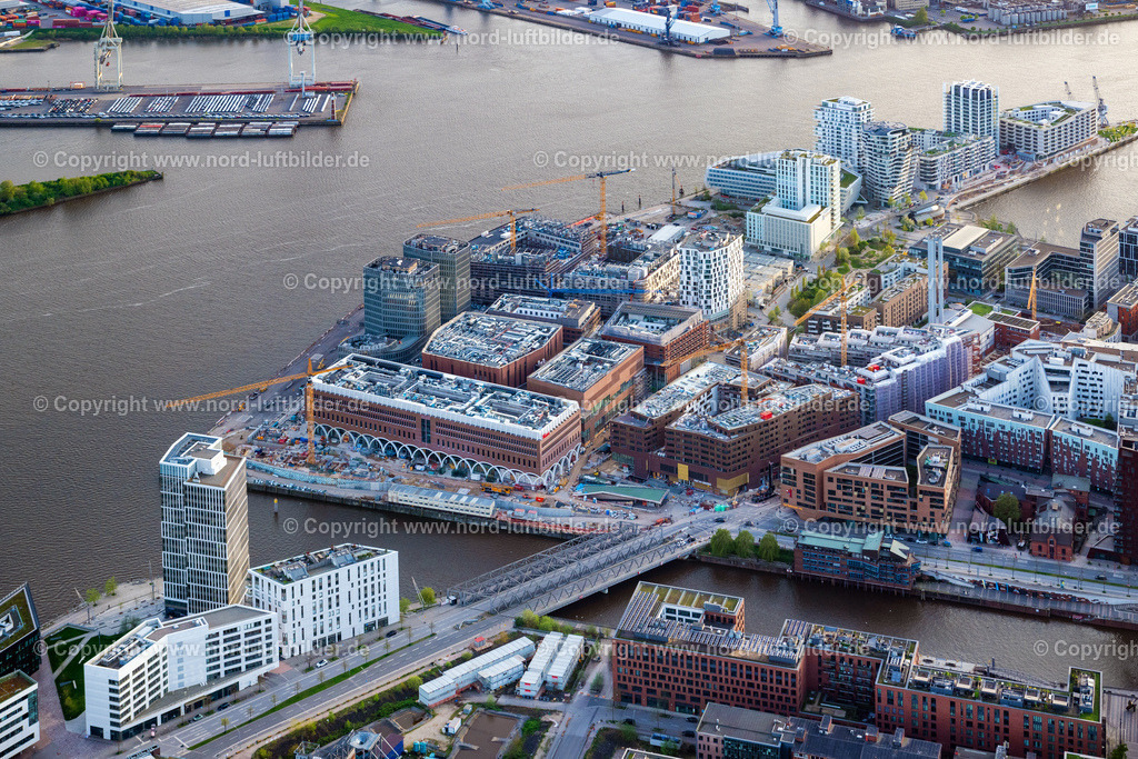 Hamburg_Hafencity_Sandtorkai_Baustelle_ELS_1725140424 | HAMBURG 14.04.2024 Baustelle zum Neubau des Gebäudekomplexes des Einkaufszentrum am Überseequartier am Chicagokai - Osakaallee im Bereich des ehemaligen Grasbrooks im Ortsteil Hafencity in Hamburg, Deutschland. Weiterführende Informationen bei: CHRISTIAN DE PORTZAMPARC,  Depenbrock Bau GmbH & Co. KG,  F + Z Baugesellschaft, Zweigniederlassung der Hecker Bau GmbH & Co. KG,  Unibail-Rodamco Germany GmbH,  Unibail-Rodamco ÜSQ Süd Quartiersmanagement GmbH. // Construction site for the new building complex of the shopping center at Ueberseequartier at Chicagokai - Osakaallee in the area of the former Grasbrooks in the Hafencity district in Hamburg, Germany. Further information at: CHRISTIAN DE PORTZAMPARC,  Depenbrock Bau GmbH & Co. KG,  F + Z Baugesellschaft, Zweigniederlassung der Hecker Bau GmbH & Co. KG,  Unibail-Rodamco Germany GmbH,  Unibail-Rodamco UeSQ Sued Quartiersmanagement GmbH. Foto: Martin Elsen