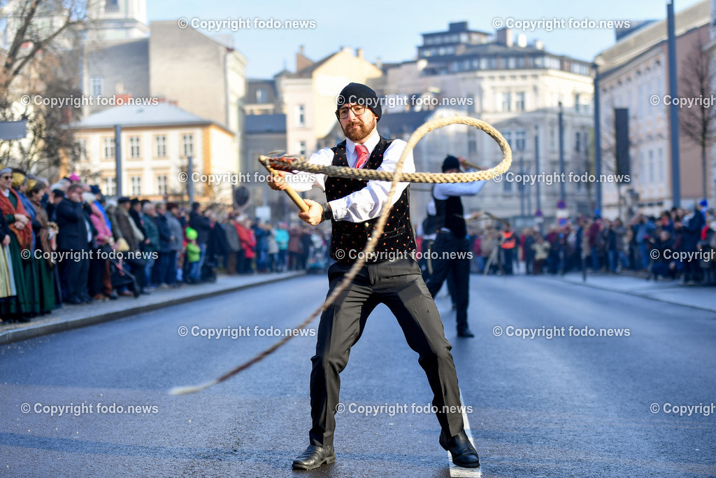 Aperschnalzen 2023_ Neujahrschnalzen_ Turmblaeser_ Promenade_ Landhaus Linz_ 01.01.2023-28 | 01.01.2023, Promenade Linz, AUT, Landhaus im Bild Neujahrschnalzen 2023, Turmblaeser, Prangerschuetzen, Trachtenverein Altstaedter Bauerngmoa, Aperschnalzer