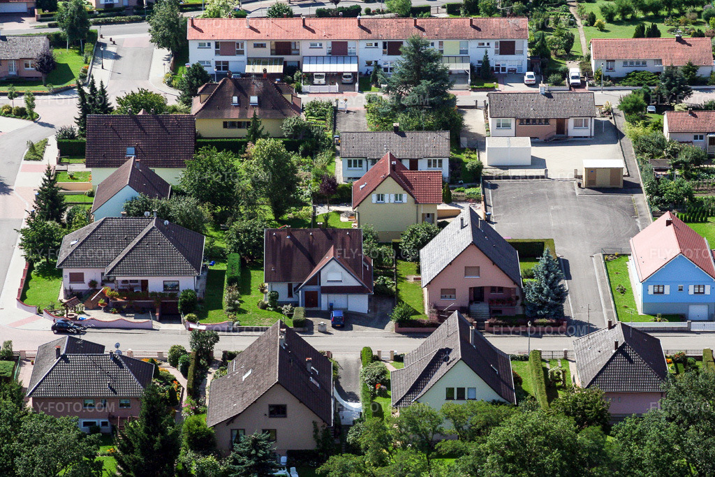 Aerial view: Rue le Palais in Lauterbourg in the state Bas-Rhin, France. – Photo: IMG_3594.jpg taken on 08/31/2006 by Werner Riehm/FLY-FOTO.com – Resolution of the original: 3102 x 2068 px
