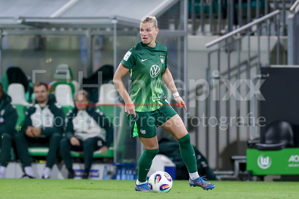 Fussball, Google Pixel Frauen-Bundesliga, VfL Wolfsburg - SV Werder Bremen | Alexandra Popp (VfL Wolfsburg, 11) am Ball, Freisteller, Einzelbild, Ganzkörper, Aktion, Action, Spielszene, DIE DFB-RICHTLINIEN UNTERSAGEN JEGLICHE NUTZUNG VON FOTOS ALS SEQUENZBILDER UND/ODER VIDEOÄHNLICHE FOTOSTRECKEN. DFB REGULATIONS PROHIBIT ANY USE OF PHOTOGRAPHS AS IMAGE SEQUENCES AND/OR QUASI-VIDEO.