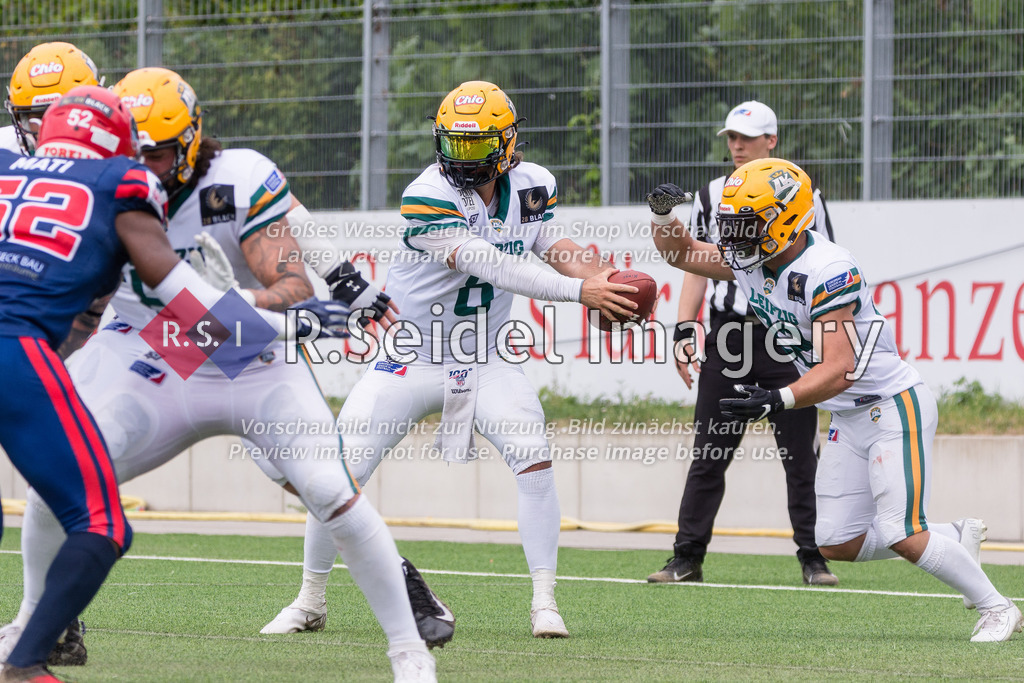 American Football, Saison 2022, European League of Football (ELF), Hamburg Sea Devils - Leipzig Kings, 14.08.2022, 11. Gameweek | Conor Miller (#8, Leipzig, QB), Oli Bahr (#22, Leipzig, RB)