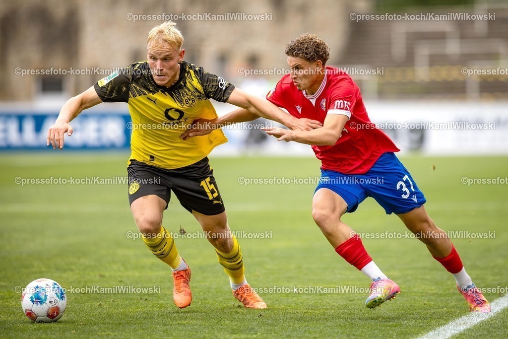 xkwi17082501008 | 17.08.2025, xkwix, Fußball, Regionalliga West, Borussia Dortmund U23 - Wuppertaler SV, Stadion Rote Erde: Amin Bouzraa (Wuppertaler SV #37) im Zweikampf gegen Ben Hüning (Borussia Dortmund 2 #15)