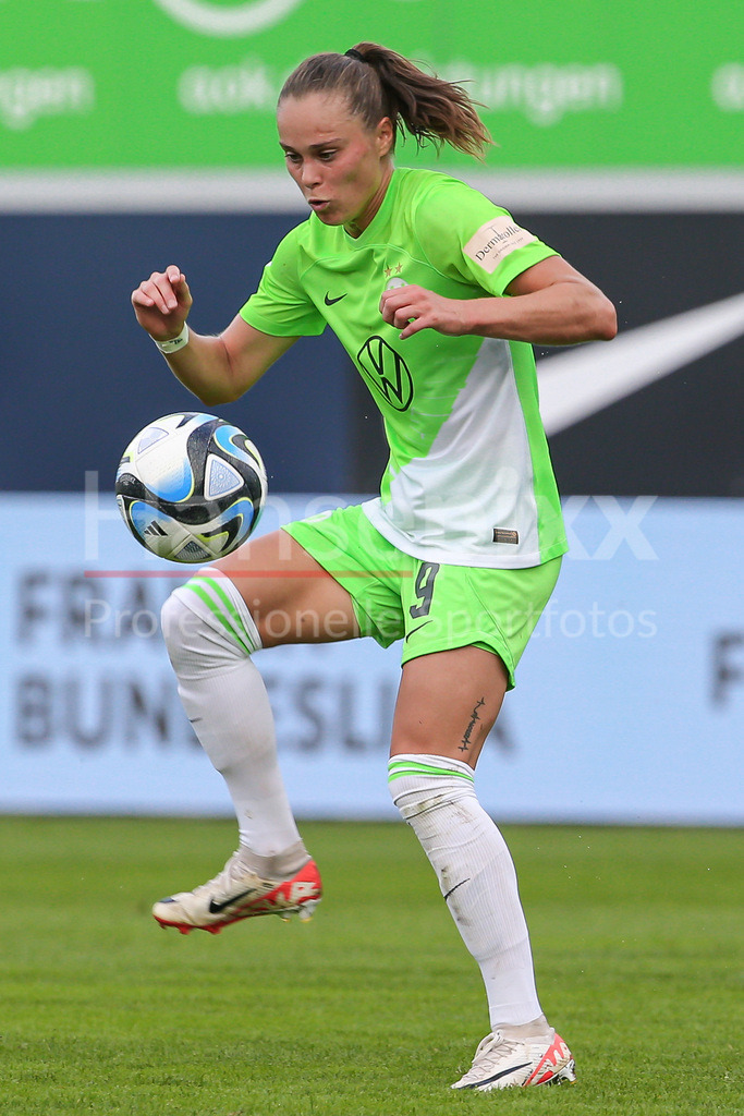 Fussball, Google Pixel Frauen-Bundesliga, VfL Wolfsburg - Bayer 04 Leverkusen | v.li.: Ewa Pajor (VfL Wolfsburg, 9) Freisteller, Einzelbild, Ganzkörper, Aktion, Action, Spielszene, DIE DFB-RICHTLINIEN UNTERSAGEN JEGLICHE NUTZUNG VON FOTOS ALS SEQUENZBILDER UND/ODER VIDEOÄHNLICHE FOTOSTRECKEN. DFB REGULATIONS PROHIBIT ANY USE OF PHOTOGRAPHS AS IMAGE SEQUENCES AND/OR QUASI-VIDEO.