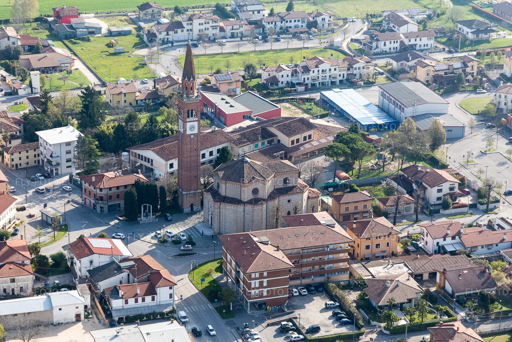 Vue aérienne: Vue de la ville à Fiume Veneto dans le département Pordenone, Italie. Photo: IMG_105738.jpg prise le 08/04/2018 par Werner Riehm/FLY-FOTO.eu – Résolution de l'original: 5472 x 3648 px