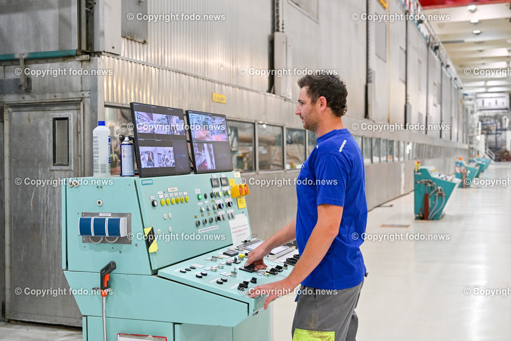 Heinzel Paper_ Laakirchen Papier AG_ 29.06.2023-77 | 29.06.2023, Laakirchen, AUT, Heinzel Paper, Laakirchen Papier AG, im Bild ein Arbeiter an einer Steuereinheit kontrolliert via Monitore die Papierproduktion an der Papiermaschine PM10 