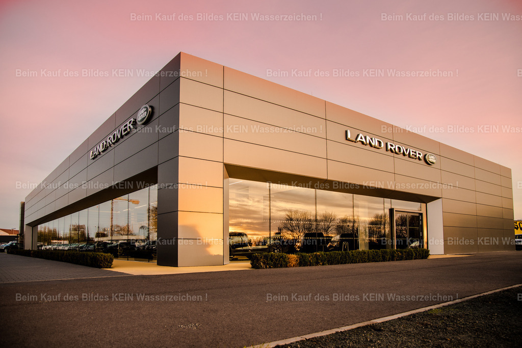 Landrover-2315 | Das moderne Autohaus am Werner-von-Siemens-Ring überzeugt durch seine klare Architektur und eine großzügige Glasfassade. Die offene Gestaltung schafft eine helle Ausstellungsfläche und präsentiert die Fahrzeuge in einem zeitgemäßen Ambiente.Als Standort der Marke Land Rover verbindet das Gebäude moderne Unternehmensarchitektur mit einer hochwertigen Fahrzeugpräsentation. Es ist ein markanter Bestandteil des Gewerbegebiets und steht beispielhaft für die moderne Architektur im Magdeburger Süden. - Realisiert mit Pictrs.com